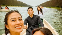 <p>Ariel NOAH juga sempat mengabadikan potret bersama Alleia ketika naik perahu dengan Anya Geraldine dan Tyna Dwi Jayanti. (Foto: Instagram @arielnoah)</p>