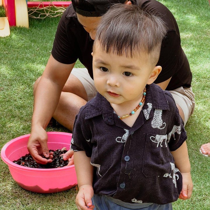 <p>Dante suka begitu senang saat diberikan permainan sensorinya. Ia berdiri di ember yang berisi <em>jelly.</em> (Foto: Instagram @chelseaoliviaa)</p>
