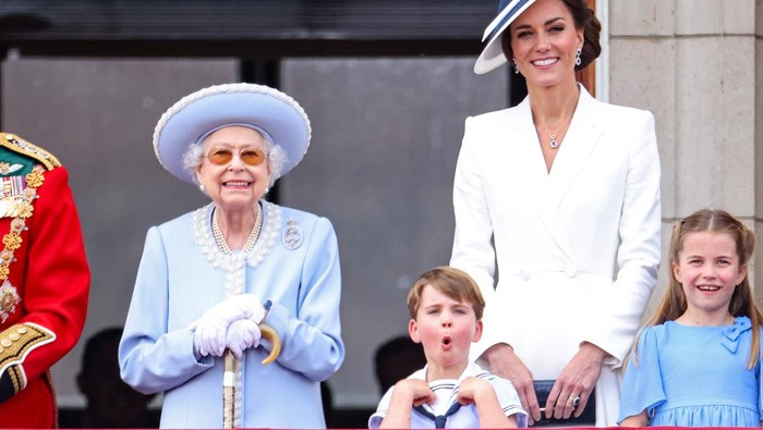 LONDON, ENGLAND - JUNE 02:  (L-R)  Queen Elizabeth II, Prince Louis of Cambridge, Catherine, Duchess of Cambridge, Princess Charlotte of Cambridge watch the RAF flypast on the balcony of Buckingham Palace during the Trooping the Colour parade on June 02, 2022 in London, England. The Platinum Jubilee of Elizabeth II is being celebrated from June 2 to June 5, 2022, in the UK and Commonwealth to mark the 70th anniversary of the accession of Queen Elizabeth II on 6 February 1952.  (Photo by Chris Jackson/Getty Images)