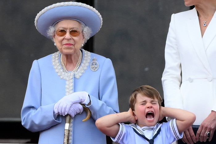 Namun tentu foto paling populer lainnya adalah ketika di hari pertama Platinum Jubilee, Louis yang berdiri berdekatan bersama Ratu Elizabeth II terlihat menutup telinga seolah terganggu dengan kebisingan. Yang mana nih Beautis jadi favoritmu? Foto: AFP via Getty Images/DANIEL LEAL