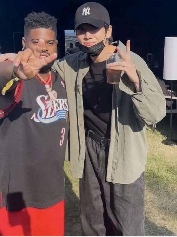 Potret kebersamaan penyanyi Pink Sweat$ dan Jungkook BTS saat di Seoul Jazz Festival, sempat membuat heboh para fans. Kabarnya, sebelum pergi ke Amerika Serikat, ia menyempatkan diri untuk bertemu dengan Pink Sweat$./Foto: instagram.com/pinksweats