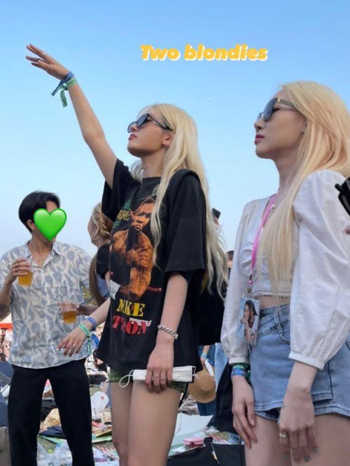 Selain bersama Doyeon, melalui foto yang diposting Somi di instagram story-nya bertuliskan ‘two blondies’, ia juga ikut menghadiri Seoul Jazz Festival di hari kedua dengan Jamie. Somi tampil mengenakan style yang berbeda./Foto: instagram.com/somsomi0309