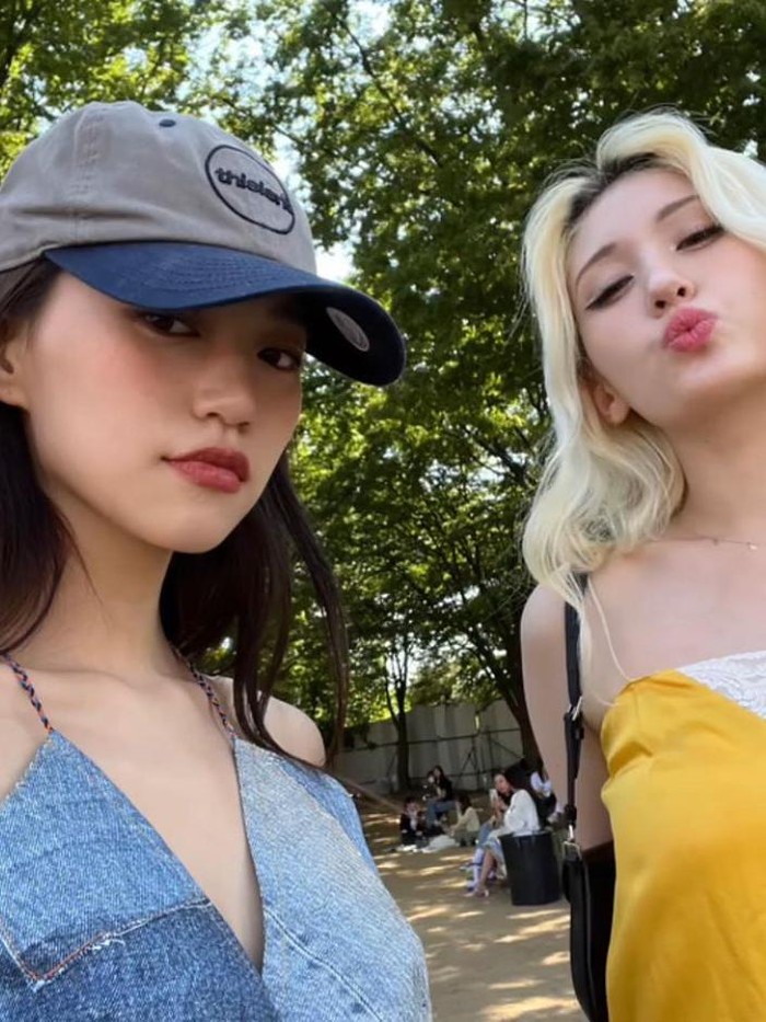 Jeon Somi dan sahabat karibnya saat di I.O.I, Doyeon Weki Meki, turut membagikan kebersamaanya di festival ini membuat fans heboh. Mereka juga saling mengenakan outfit casual ala festival musim panas./Foto: instagram.com/ lafilledhiver_