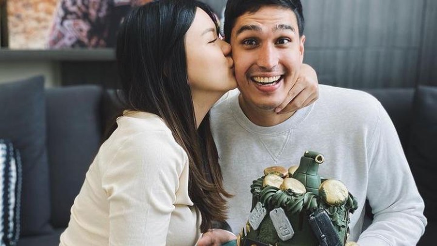 Romantis! Momen Marcel Chandrawinata dan Istri Saat Makan Bareng