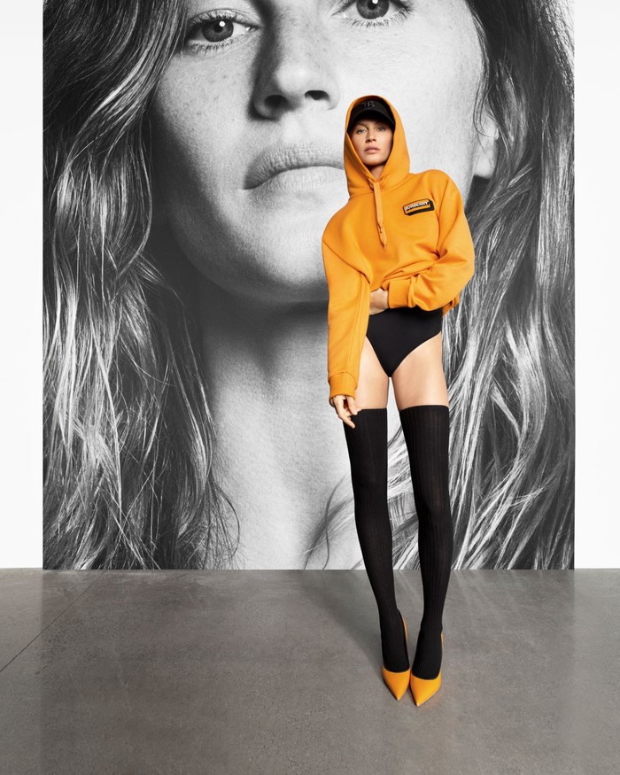 Meski identik dengan citra seksi, namun Gisele membuktikan kapabilitasnya sebagai model senior di mana bisa tampil memeragakan ragam busana seperti hoodie yang kasual dan sarat akan gaya streetwear. Foto: Courtesy of Burberry