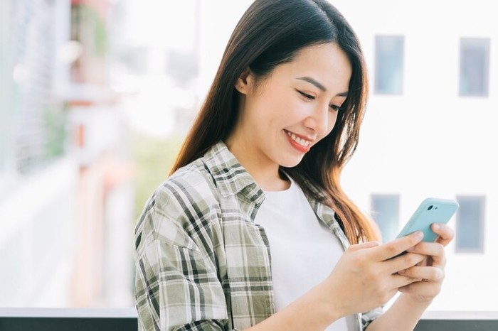 Ilustrasi cek sosial media/ Foto: Freepik.com/timeimage