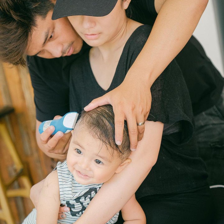 <p>Ini ekspresi Dante saat dipotong rambut oleh Glenn di rumah. Menggemaskan banget ya, Bunda? (Foto: Instagram @chelseaoliviaa)</p>