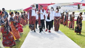 Riuh Netizen Soal Sneaker Mewah Iriana Jokowi di Ende