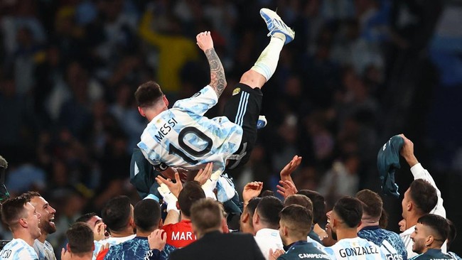 Marco van Basten menilai Lionel Messi lebih baik dibanding Cristiano Ronaldo dan orang yang mengatakan sebaliknya berarti tak mengerti sepak bola.