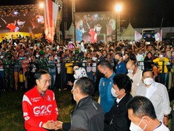 Momen Jokowi-Iriana Nonton Slank Bareng Ribuan Warga di Ende NTT