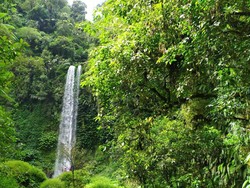 Air Terjun Menanga, Destinasi Baru Lombok Utara di Tengah Desa Adat