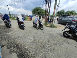 Warga Keluhkan Jalan di Cipayung Depok Arah Stasiun Citayam Rusak