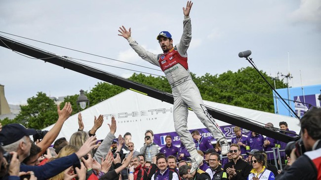 Pembalap ROKiT Venturi Racing, Lucas di Grassi memamerkan baju yang basah karena keringat jelang balapan Formula E Jakarta.