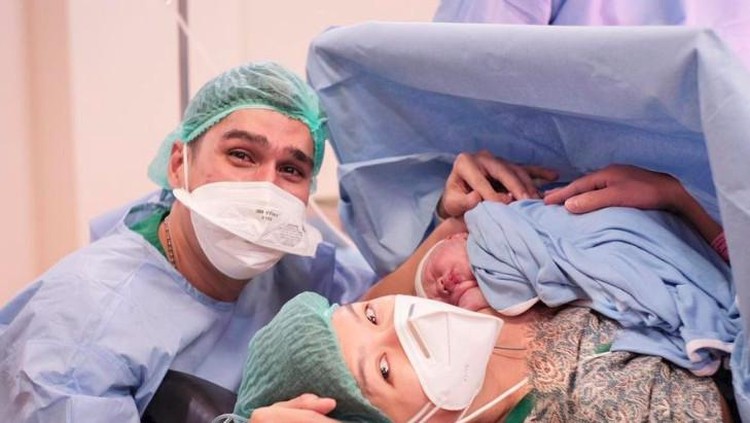 Marcel Chandrawinata Marcel Chandrawinata resmi menjadi orang tua.