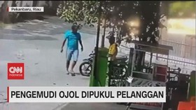 VIDEO: Massa Rusak Mobil, Ojol Dipukul Pelanggan