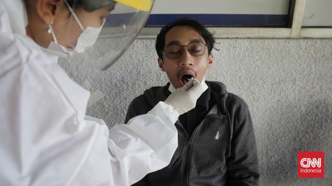 Gejala infeksi subvarian Omicron BA.4 dan BA.5 disebut sangat mirip dengan pilek. Kapan harus tes swab untuk deteksi Covid-19?