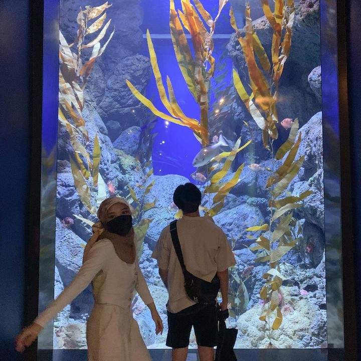 <p>Enggak hanya itu, Putri Delina juga mengajak serta sang pacar, yakni Jeffry Reksa, di tengah-tengah keluarganya, lho. (Instagram @putridelinaa)<br /><br /><br /></p>