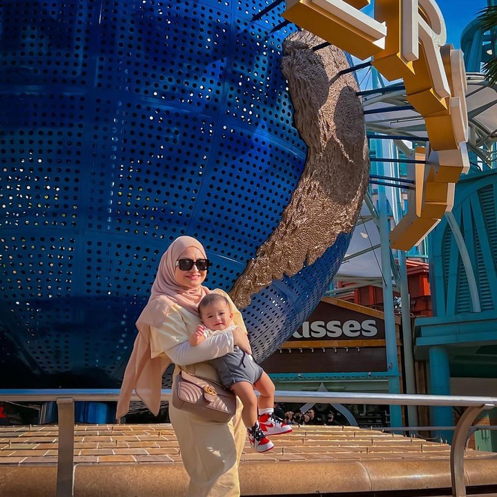 <p>Saat ini, istri dan anak-anak Sule dengan menikmati momen liburan bersama di Singapura nih, Bunda. (Foto: Instagram @nathalieholscher)<br /><br /><br /></p>