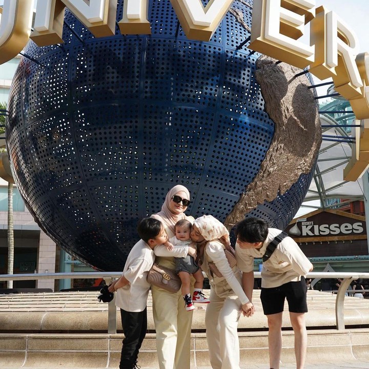 <p>Bersama anak-anak dan rombongannya, Nathalie membawa mereka mengunjungi beberapa lokasi wisata yang terkenal di Singapura, Bunda. (Foto: Instagram @nathalieholscher)<br /><br /><br /></p>