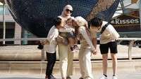 <p>Bersama anak-anak dan rombongannya, Nathalie membawa mereka mengunjungi beberapa lokasi wisata yang terkenal di Singapura, Bunda. (Foto: Instagram @nathalieholscher)<br /><br /><br /></p>