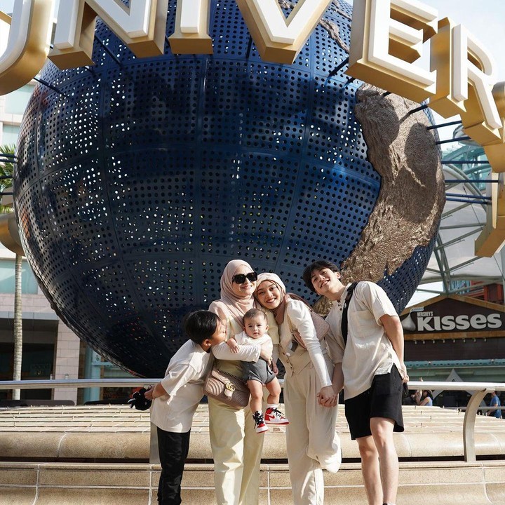 <p>Momen liburan mereka terlihat seru, ya? Bunda juga berencana liburan ke Singapura dalam waktu dekat? (Foto: Instagram @nathalieholscher)</p>