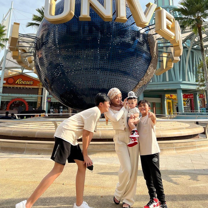 <p>Hal ini terlihat dari postingan sang istri, Natalie Holscher, di Instagram. Dalam unggahan tersebut, ia ditemani Putri Delina, Rizwan, Ferdinan, juga si Kecil Adzam. (Instagram @putridelinaa)<br /><br /><br /></p>