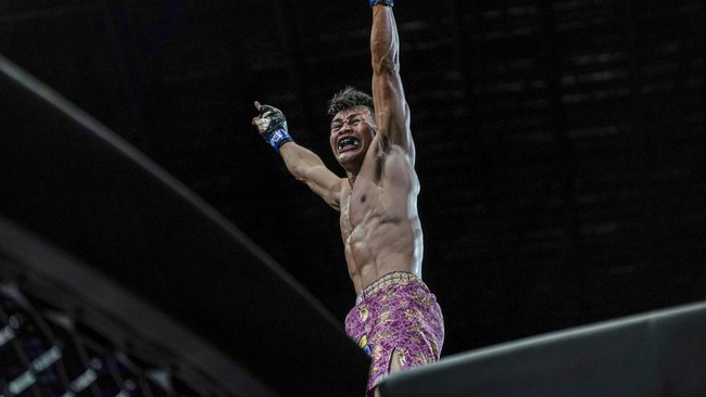 Petarung asal Indonesia Adrian Mattheis bertemu Alex Silva secara bersahabat sebelum pertarungan keduanya di ajang ONE 158 di Singapura.