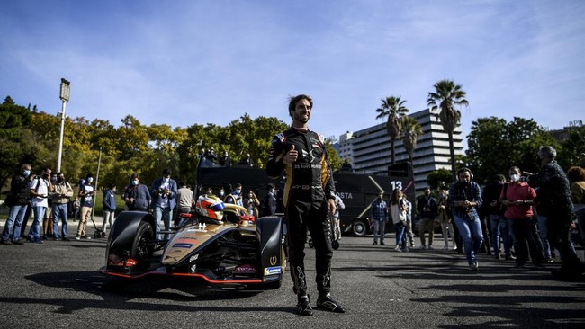 Pembalap Formula E Antonio Felix da Costa pamer saat mobil yang ditumpanginya dapat pengawalan polisi saat melintas di jalan raya di Jakarta.