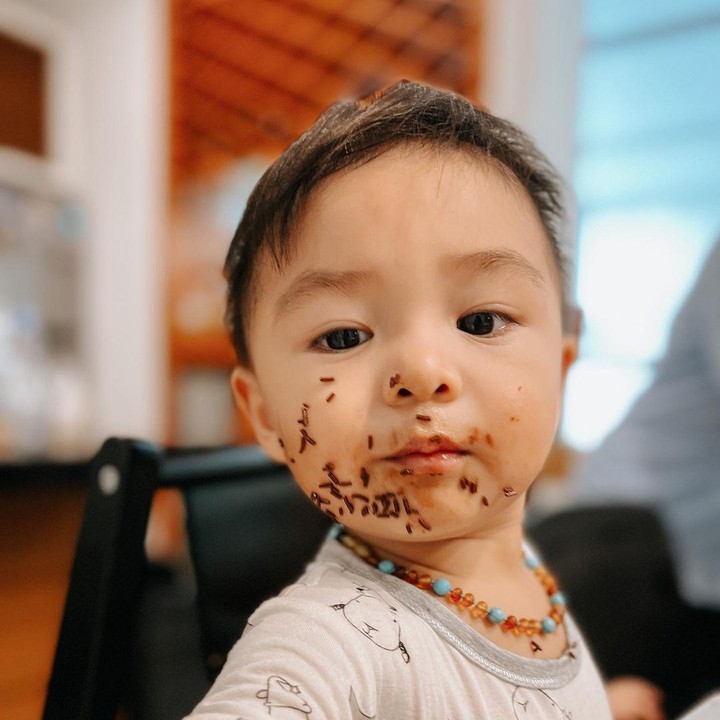 <p>Potretnya saat mengganggu Chelsea makan roti juga begitu menggemaskan, pipi Dante dipenuhi meses. <em>"My second born @dante.oliver.alinskie (emoji hati) gpp km berantakin rumah gangguin roti yg lg aku makan tp pada akhirnya hanya jilatin coklatnta aja gpp ,kl dikasih ekspresi muka begini mami maapin," </em>tulis Chelsea sebagai caption. (Foto: Instagram @chelseaoliviaa)</p>
