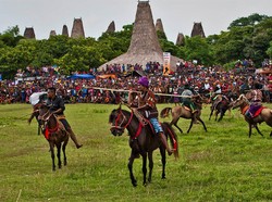 5 Budaya Khas Daerah NTT, Ada Tradisi Lempar Kerbau!