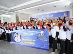 Emak-emak Pendukung Sandiaga Gelar Pelatihan Produksi Sate Bandeng