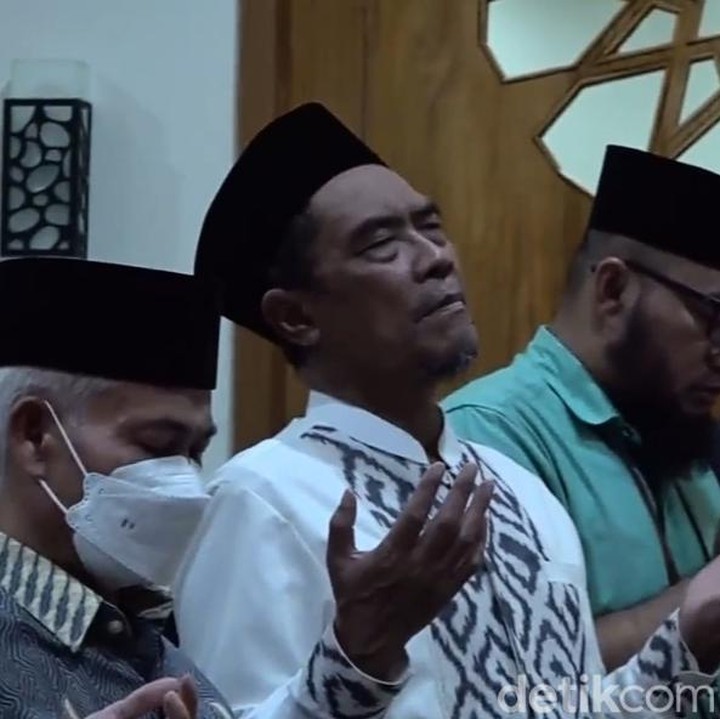 <p>Pemprov Jabar diketahui meminta agar seluruh masjid di Jabar menunaikan salat gaib. (Foto: angkap layar video Humas Jabar)</p>