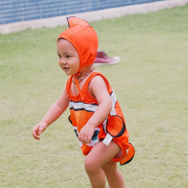 <p>Seperti saat Dante memakai baju renang Nemo. Ia sangat bersemangat untuk berenang. Penampilan Dante ini sungguh menggemaskan ya, Bunda. (Foto: Instagram @dante.oliver.alinskie)</p>