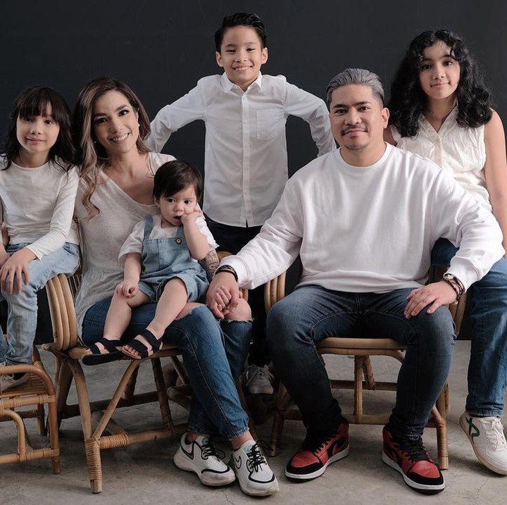 <p>Sheila membagikan potret-potret tersebut di media sosial Instagramnya, Bunda. Ia juga menulis caption manis yang menggambarkan rasa syukur atas kehadiran keluarganya, lho. "Aku enggak tahu apa yang akan dilakukan jika tanpa kehadiran kalian. Aku begitu mencintai kalian, suami & anak. Terima kasih Yesus atas berkat terindah yang pernah diberikan kepadaku," tulisnya, dikutip dari akun @itssheilamj. (Foto: Instagram @itssheilamj)<br /><br /><br /></p>