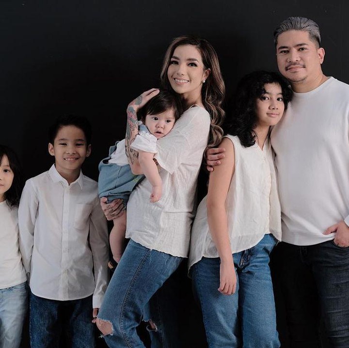 <p>Belum lama ini, keluaga manis ini lakukan sesi pemotretan, Bunda. Semuanya terlihat kompak, ya? (Foto: Instagram @itssheilamj)<br /><br /><br /></p>