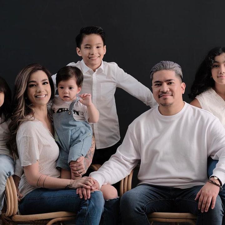 <p>Bagaimana tidak, Sheila dan Dimas selalu hidup harmonis. Apalagi, rumah tangga mereka diramaikan oleh empat orang anak. (Foto: Instagram @itssheilamj)<br /><br /><br /></p>