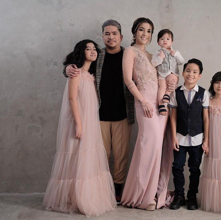 <p>Sheila Marcia menjadi salah satu selebriti Tanah Air yang pernah alami kegagalan rumah tangga. Namun, kini ia berhasil melewati fase tersebut dan bahagia dengan pasangan barunya, yakni Dimas Akira ya, Bunda. (Foto: Instagram @itssheilamj)<br /><br /><br /></p>