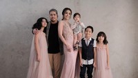 <p>Sheila Marcia menjadi salah satu selebriti Tanah Air yang pernah alami kegagalan rumah tangga. Namun, kini ia berhasil melewati fase tersebut dan bahagia dengan pasangan barunya, yakni Dimas Akira ya, Bunda. (Foto: Instagram @itssheilamj)<br /><br /><br /></p>