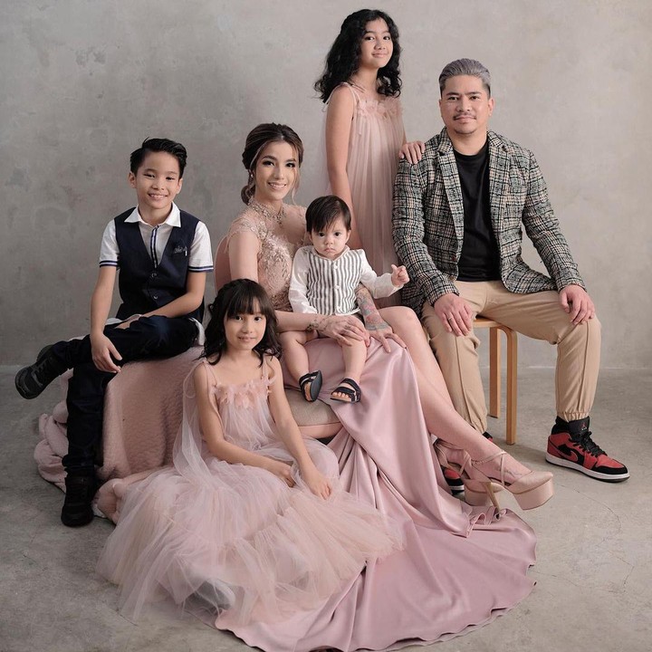 <p>Potret lengkap keluarga Sheila amat manis ya, Bunda? Kita doakan semoga keluarganya bahagia dan sehat selalu, ya? (Foto: Instagram @itssheilamj)</p>