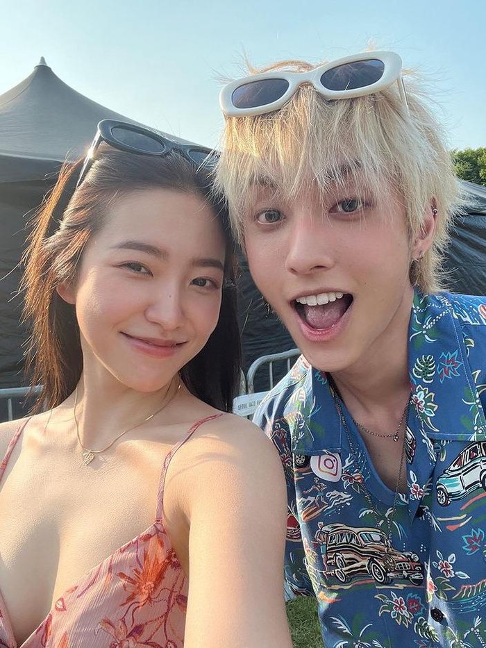 Tak mau ketinggalan dengan eonnie-nya, si maknae Red Velvet yaitu Yeri juga menikmati festival yang sama. Namun, kali ini ia tidak bersama Irene dan Wendy, melainkan ditemani oleh sahabatnya, artis solo Holland./Foto: twitter.com/HOLLAND_vvv