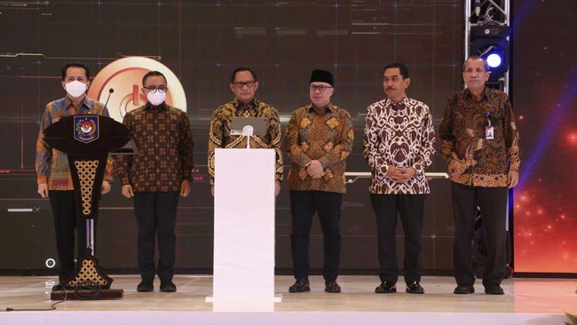 Taspen memberikan penghargaan kepada tiga pemerintah daerah yang dinilai telah melaksanakan kewajiban dan pelayanan optimal kepada peserta Taspen.
