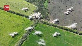 VIDEO: Momen Arteleri Ukraina Serang Konvoi Kendaraan Tempur Rusia