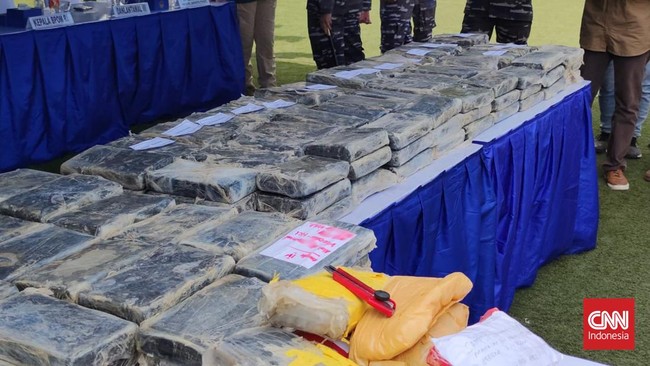 Bareskim Polri menyatakan 43 paket kokain dengan berat total 43 kg diduga kuat milik jaringan narkoba internasional yang sengaja dibuang di perairan Indonesia.