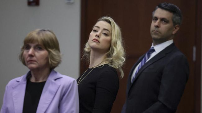 Pihak Amber Heard menuding satu juri dalam sidang melawan Johnny Depp ilegal, tidak ada dalam daftar awal.