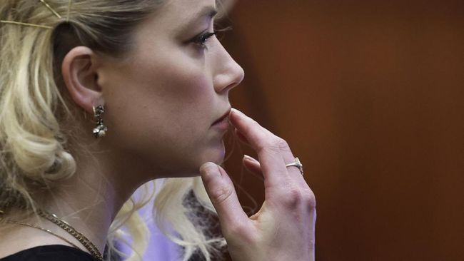 Setelah kalah lawan Johnny Depp, Amber Heard akhirnya terlihat lagi di publik dengan menggunakan jet pribadi.
