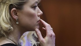 Kalah dari Johnny Depp, Amber Heard Ketahuan Naik Jet Pribadi