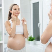 Perlu Dicatat, Ini 5 Kesalahan Eksfoliasi yang Bisa Sebabkan Iritasi pada Ibu Hamil!