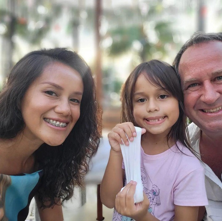 <p>Lia Waode menikah dengan pria asal Belanada bernama Volker Lange pada 2010. Dari pernikahannya ini, Lia dikaruniai seorang putri berwajah bule seperti bernama Alexa Waode Lange. (Foto: Instagram @liawaode)<br /><br /><br /></p>
