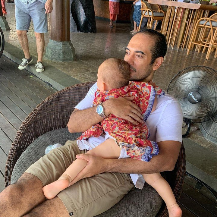 <p>Aktor Ario Bayu juga menikah Valentine Payen yang berasal dari Prancis, Bunda. Dalam pernikahan tersebut, keduanya dikaruniai seorang anak pada Maret 2021. Sama seperti beberapa selebriti lain, Ario dan istri bulenya memutuskan untuk tidak mengekspos wajah anak pertama mereka di media sosial. (Foto: Instagram @bayu_ario)<br /><br /><br /></p>