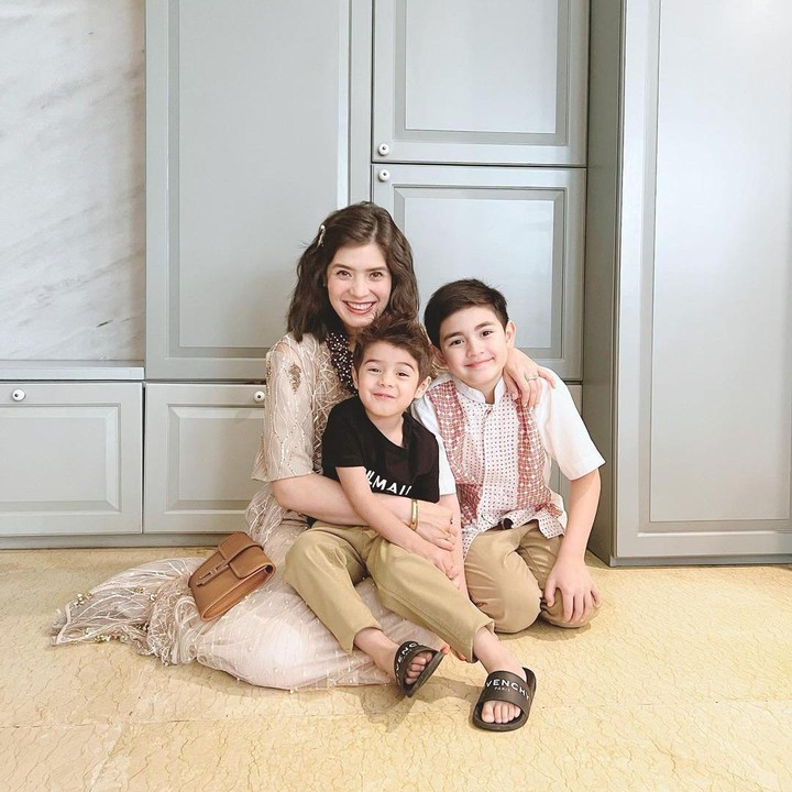 <p>Artis cantik Carissa Puteri juga memiliki dua putra dengan dengan wajah blasteran, mereka adalah Quenzino dan Zenecka Acana Naif. Seperti yang diketahui, Carissa sendiri keturunan Arab, sedangkan sang suami berdarah Jerman. Jadi, enggak heran jika kakak-beradik ini terlihat menawan dengan paras campuran dari orang tuanya, ya?(Foto: Instagram @carissa_puteri)<br /><br /><br /></p>